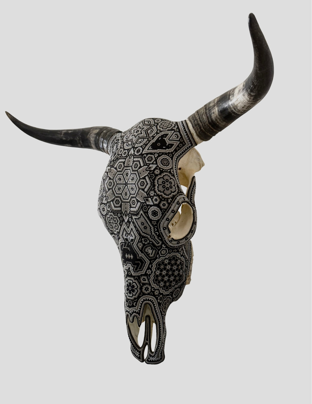 Figura de Cráneo de Toro Huichol con Chaquira – Arte Wixárika Auténtico Hecho a Mano