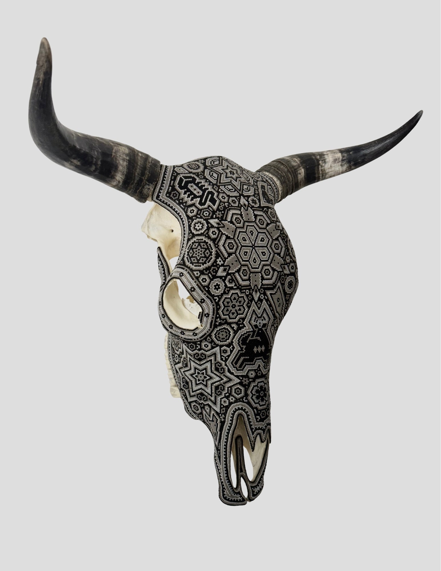 Figura de Cráneo de Toro Huichol con Chaquira – Arte Wixárika Auténtico Hecho a Mano