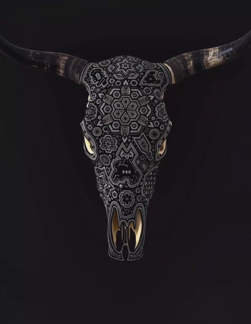 Figura de Cráneo de Toro Huichol con Chaquira – Arte Wixárika Auténtico Hecho a Mano